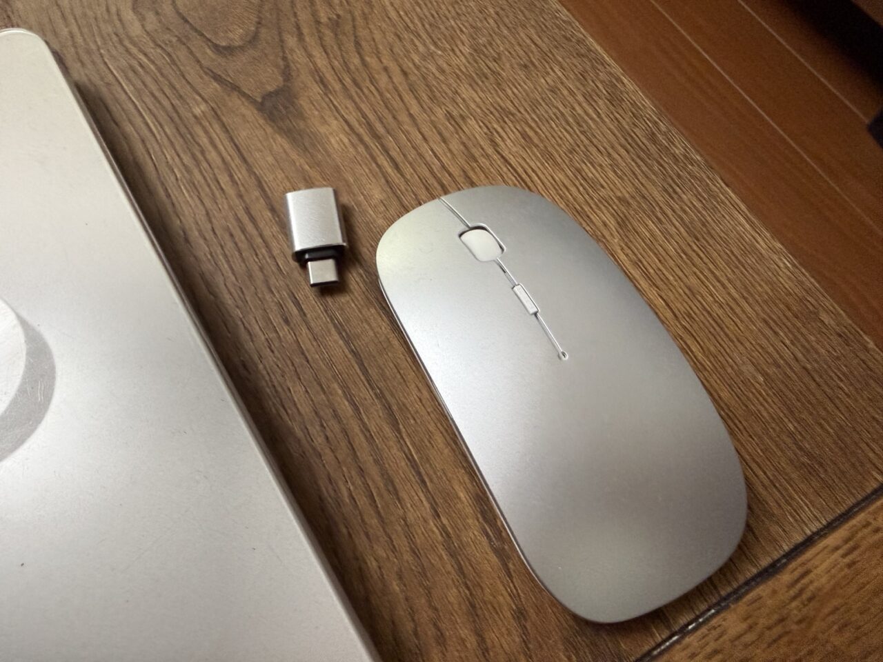 MacBook Airと一緒に使っている薄型マウスと変換アダプタ