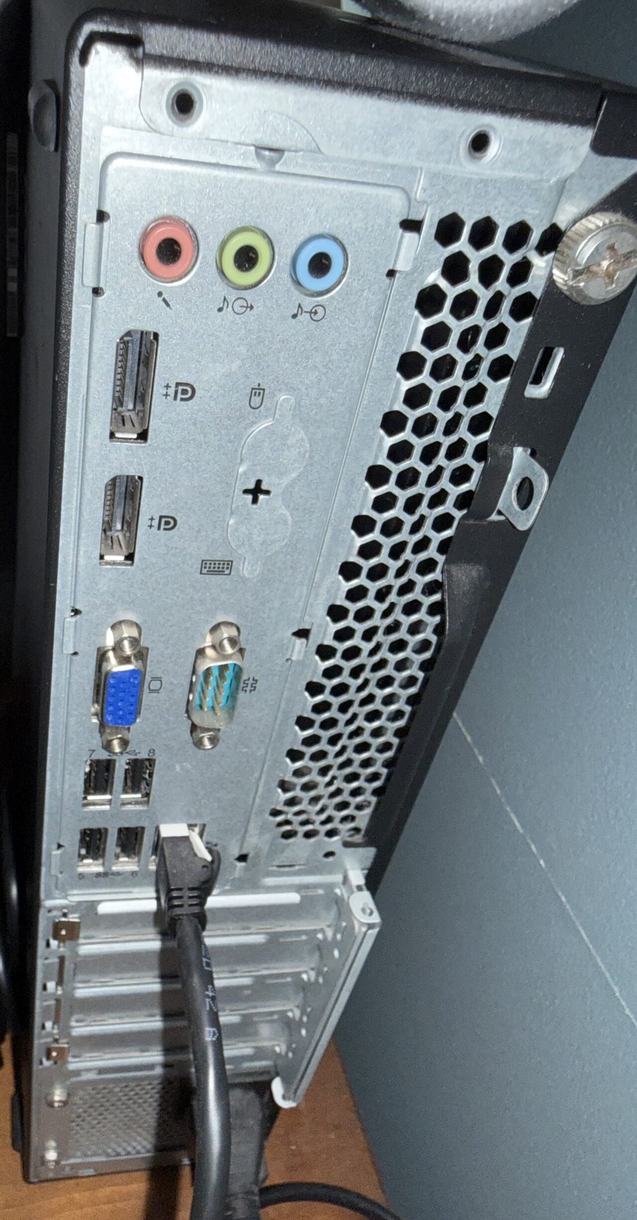 デスクトップPCの背面端子
